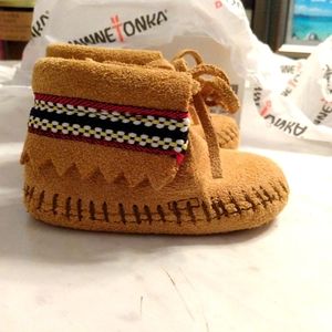 NIB Minnetonka Baby Size 1
